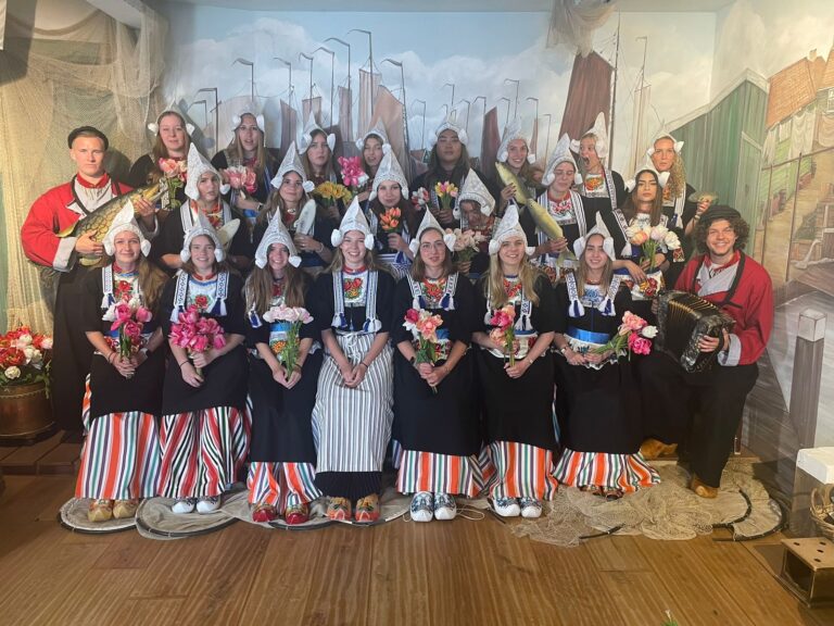 Studenten in klederdracht foto Volendam